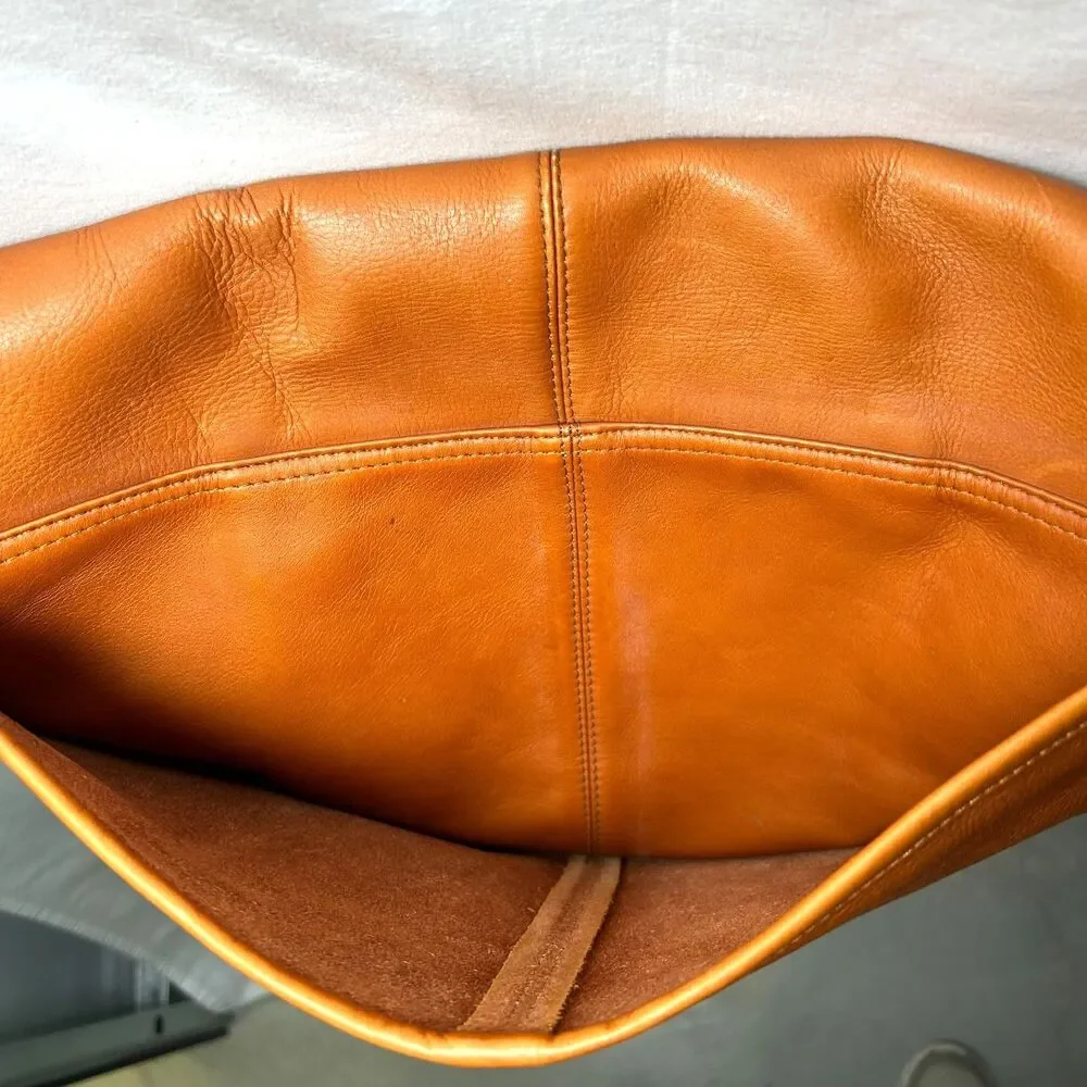 Le Donne Leather Messenger Bag, crafted from Colombian Vaquetta leather